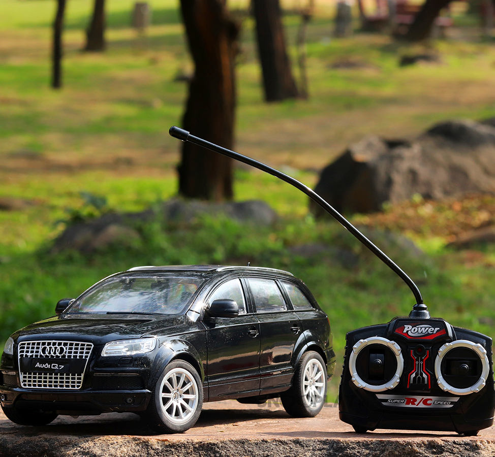 Audi Q7 Remote Control Car BIG (1:16 Scale) with Rechargeable Battery & Charger - Assorted Colours